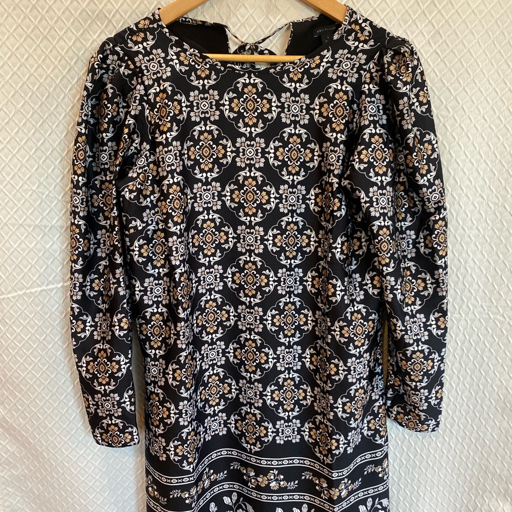 Ann Taylor Black/Gold Abstract Floral Dress. Lightweight. Tie back. Small